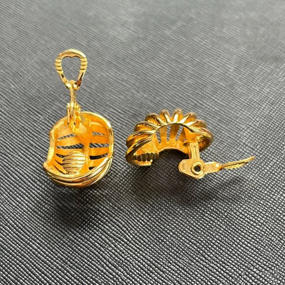 Vintage MONET Gold Tone Clip On Earrings - Picture 6 of 10